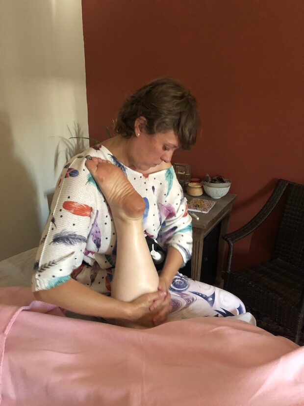 Massage bien-être Signature ExtraZen à domicile – expérience personnalisée et sur mesure Massage Signature ExtraZen réalisé à domicile par une praticienne sur une cliente allongée pour un massage bien-être personnalisé